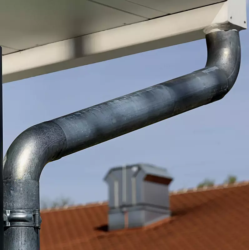 Dachrinne mit Fallrohr für Dachbreite 10090 mm