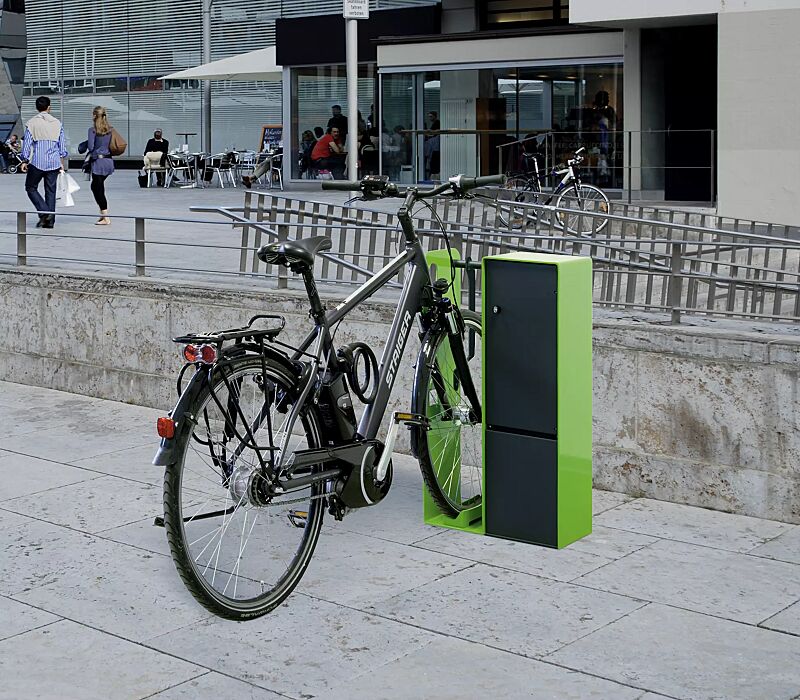 Fahrrad-Abstellanlage VELO-CONNECTOR mit Ladeschließfach und Radeinstellung links, Zugang mittels Zylinderschlüssel, Stahlteile in RAL 7016 anthrazitgrau / RAL 6018 gelbgrün