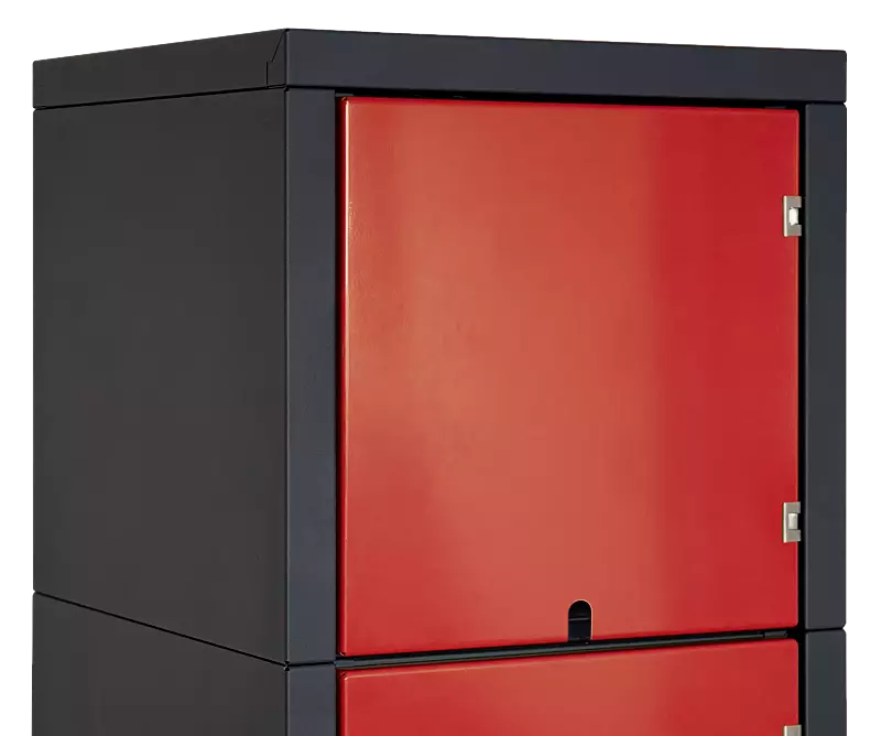 Detail: Kabeldurchführung in der Tür