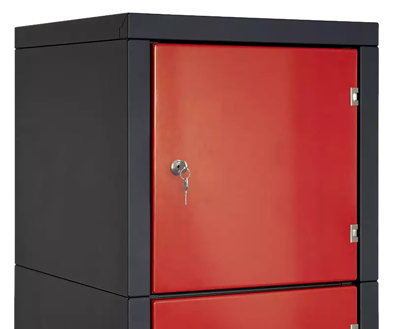 Detail: Tür mit Hebelzylinderschloss