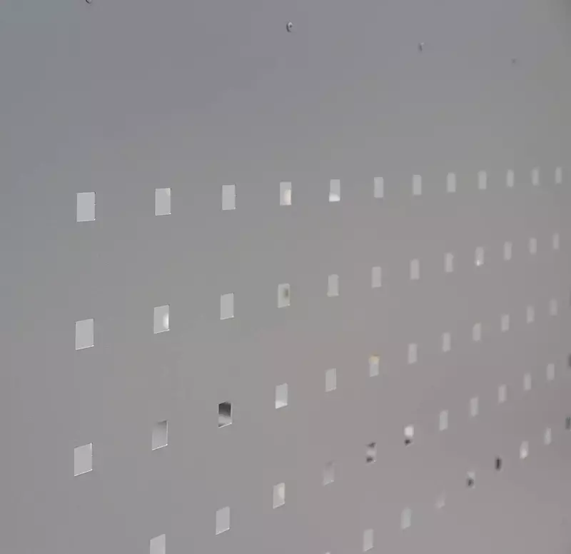 aus gelasertem Blech mit Quadratlochmuster