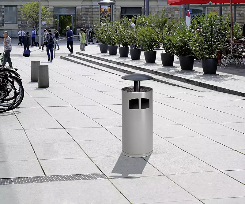 Abfallbehälter MATANE, mit Ascher, Korpus in silber, Schutzdach in antik-silber