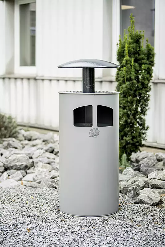 Abfallbehälter MATANE mit Ascher, Korpus in silber, Schutzdach in antik-silber