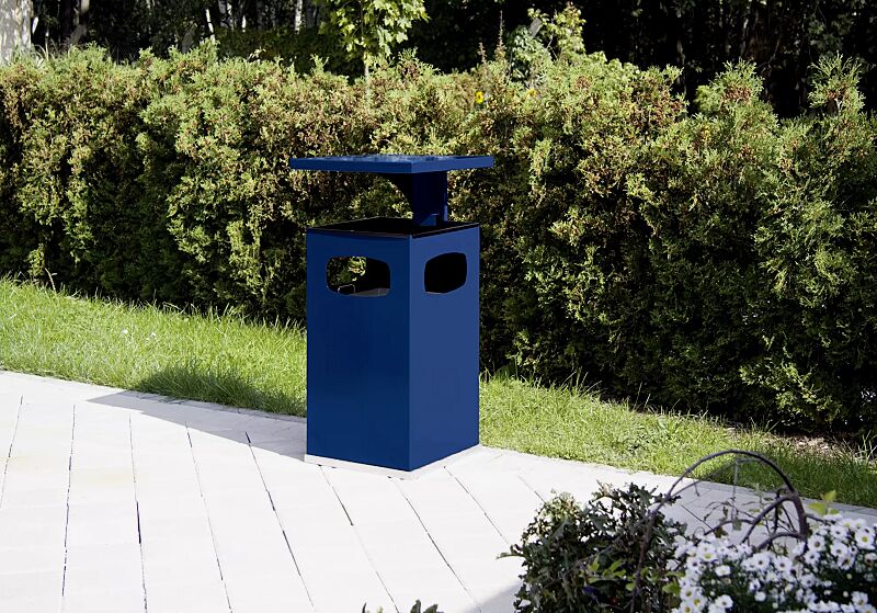 Abfallbehälter CASTLE mit Ascher, 72 Liter, in RAL 5010 enzianblau