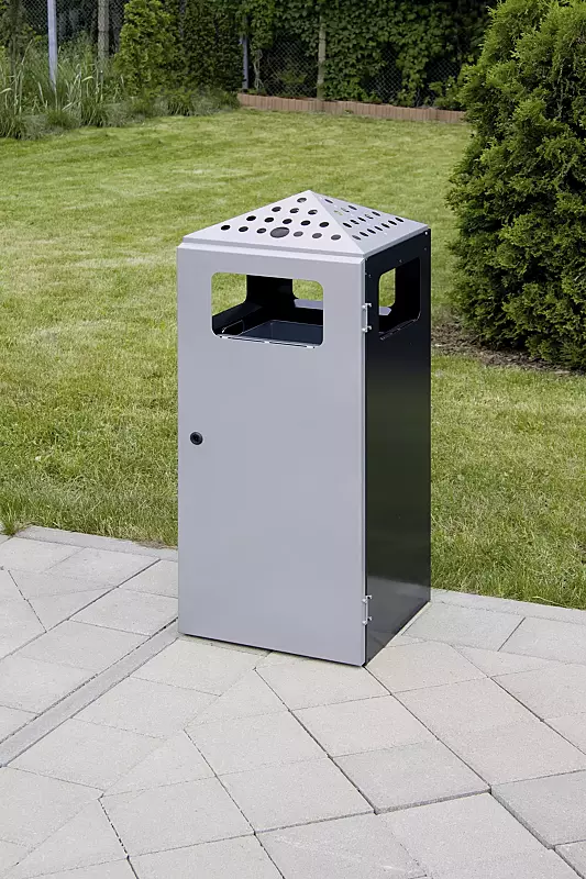 Abfallbehälter LUTON mit Ascher, aus Stahlblech, Korpus in schwarzgrau ähnlich RAL 7021, Tür und Oberteil in weißaluminium ähnlich RAL 9006