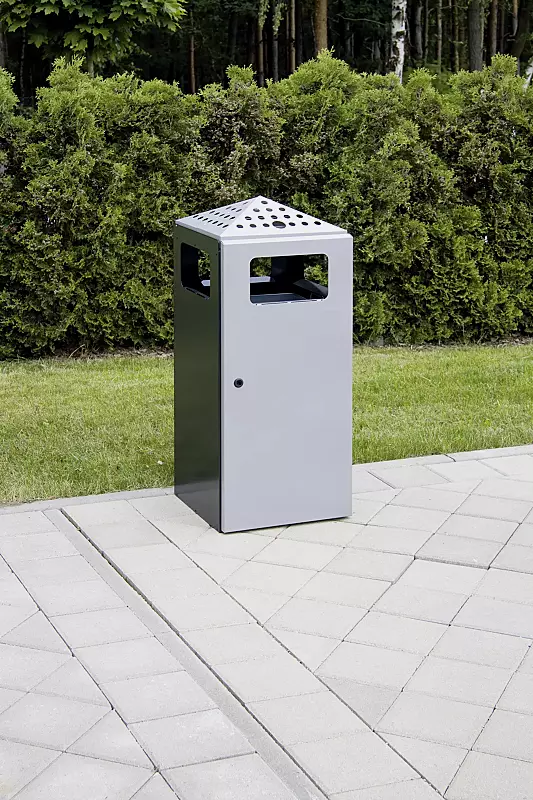 Abfallbehälter LUTON mit Ascher, aus Stahlblech, Korpus in schwarzgrau ähnlich RAL 7021, Tür und Oberteil in weißaluminium ähnlich RAL 9006