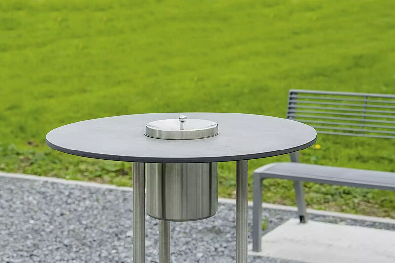 Detail: Tischplatte aus Werzalit mit integriertem Ascher