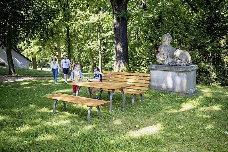 Sitzbänke ELBA ohne und mit Rückenlehne und Tisch ELBA, mit Eschenholzbelattung