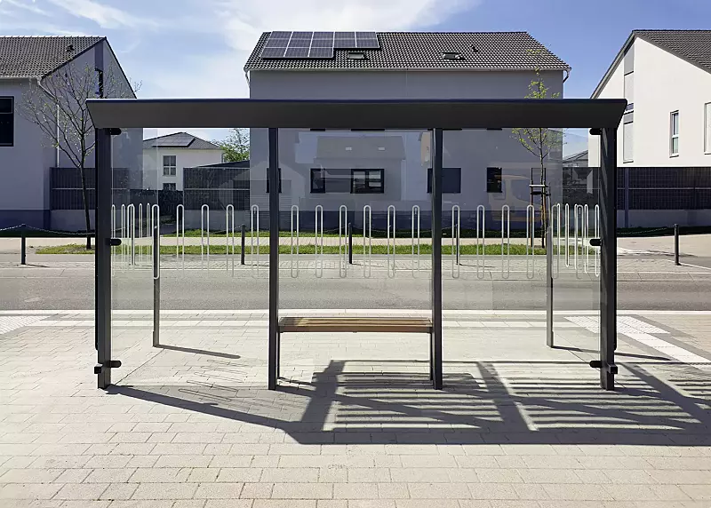 Wartehalle AUREO, Dachbreite x Dachtiefe 4220 mm x 1855 mm, Rück- / Seitenwände ESG, Klarglas mit Scheibendekor, inkl. Sitzbank, Stahlkonstruktion in DB 703 eisenglimmer