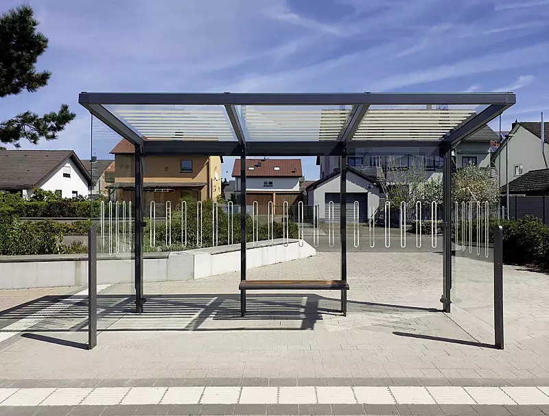 Wartehalle AUREO, Dachbreite x Dachtiefe 4220 mm x 1855 mm, Rück- / Seitenwände ESG, Klarglas mit Scheibendekor, inkl. Sitzbank, Stahlkonstruktion in DB 703 eisenglimmer