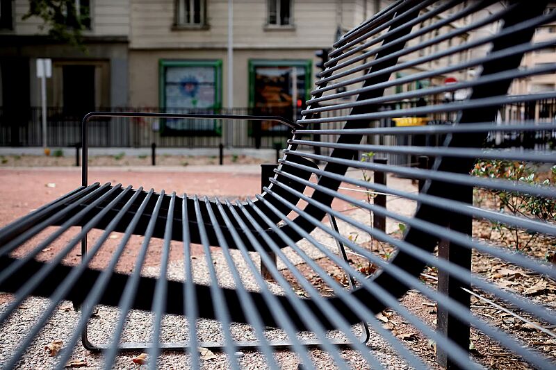 Sitzbank PREVA URBANA mit Rückenlehne und Armlehnen, in RAL 7016 anthrazitgrau