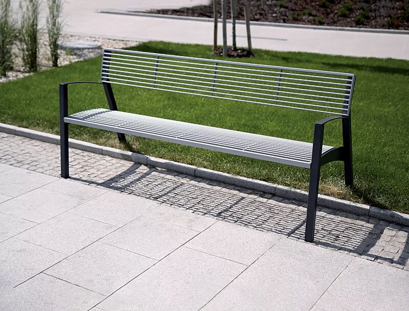 Sitzbank VERA mit Rückenlehne, mit Rundstahlauflage in RAL 9006 weißaluminium, Stahlteile in RAL 7016 anthrazitgrau (zweifarbig auf Anfrage)