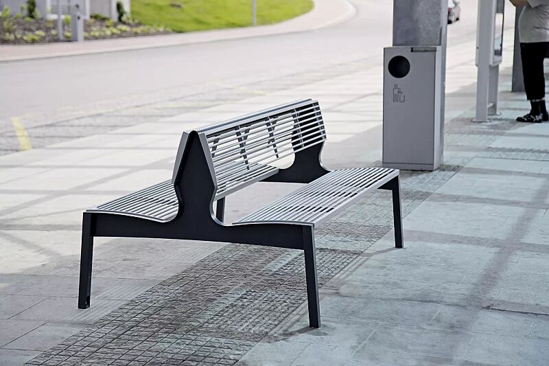 Sitzbank VERA doppelseitig mit Rückenlehne, Untergestell in RAL 9005 tiefschwarz, Sitzfläche und Rückenlehne in RAL 9006 weißaluminium (zweifarbig auf Anfrage)