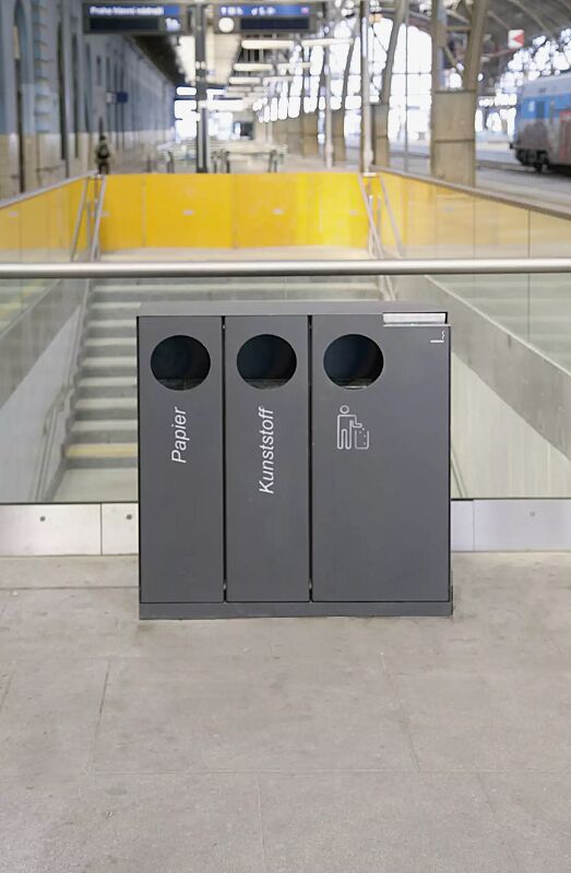 Abfallbehälter CRYSTAL TRIO mit 1 Ascher, 2 x 32 und 1 x 55 Liter, ohne Einwurfklappe, in DB 703 eisenglimmer, Siebdruck in RAL 9003 signalweiß