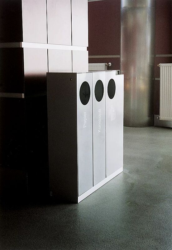 Abfallbehälter CRYSTAL TRIO mit 1 Ascher, 2 x 32 und 1 x 55 Liter, ohne Einwurfklappe, in DB 703 eisenglimmer, Siebdruck in RAL 9003 signalweiß