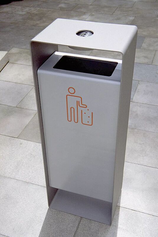 Abfallbehälter RADIUM in RAL 9007 graualuminium und RAL 9006 weißaluminium (zweifarbig auf Anfrage), Siebdruck in RAL 2004 reinorange