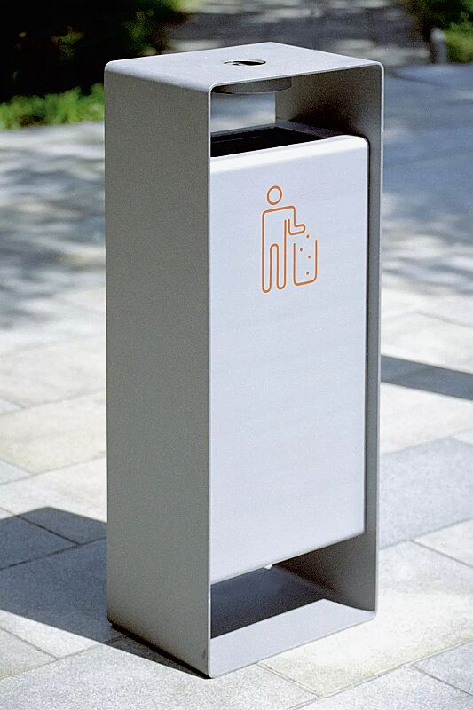 Abfallbehälter RADIUM in RAL 9007 graualuminium und RAL 9006 weißaluminium (zweifarbig auf Anfrage), Siebdruck in RAL 2004 reinorange