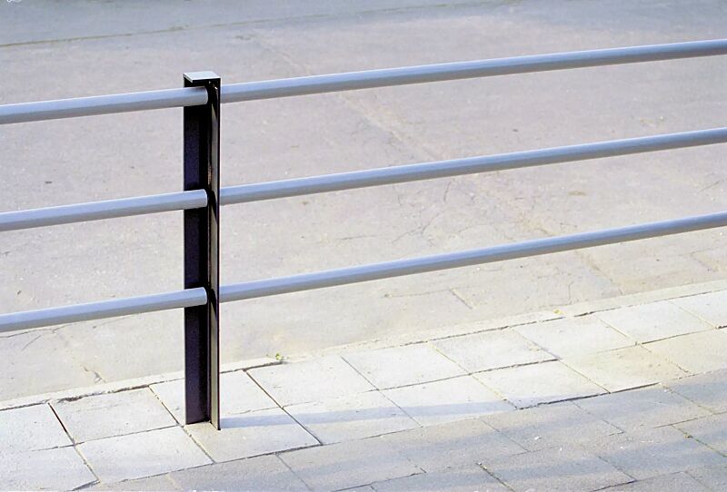 Systemgeländer LOTLIMIT bestehend aus Mittelpoller LOTLIMIT, in RAL 9005 tiefschwarz und je 3 Verbindungsrohren aus Edelstahl
