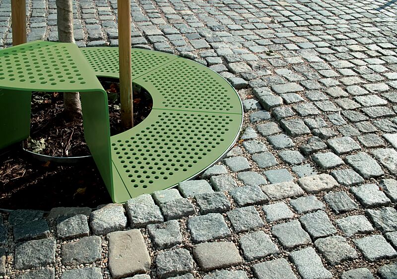 Baumschutzrost SINUS mit 1 Sitz, Sitz ohne Kunststoffnoppen, in RAL 6010 grasgrün