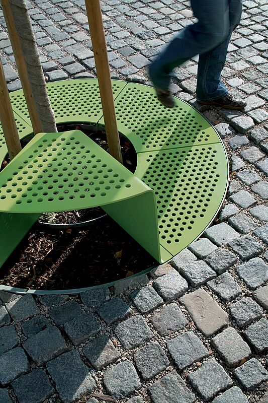 Baumschutzrost SINUS mit 1 Sitz, Sitz ohne Kunststoffnoppen, in RAL 6010 grasgrün