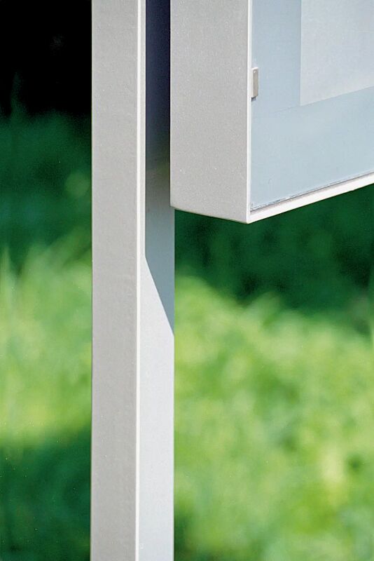 Schaukasten C-LIGHT IF mit Quadratrohrständern in RAL 9007 graualuminium