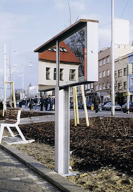 Schaukasten C-LIGHT IF mit zentralem Grundständer zum Aufdübeln und Überdachung, in RAL 9006 weißaluminium