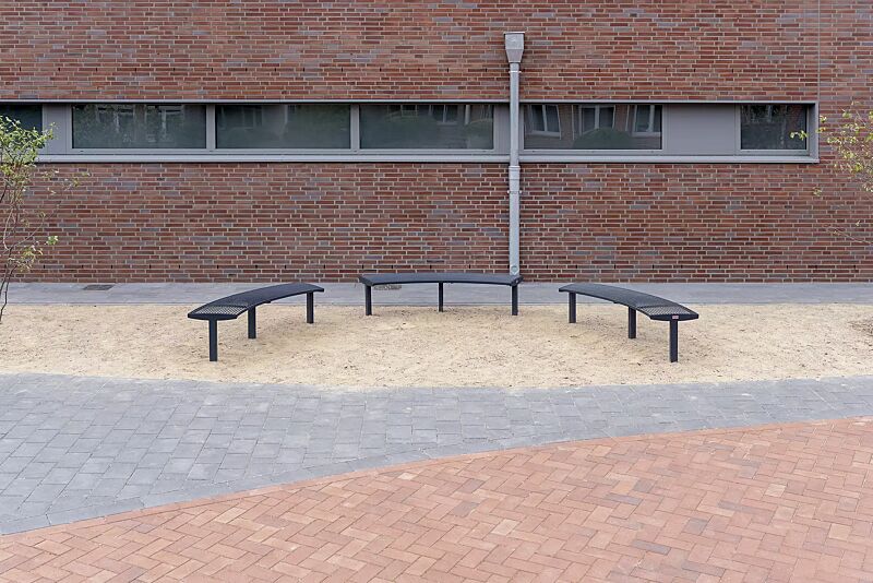 Sitzbank VERA SOLO bestehend aus Einzelelementen, gebogen 45°, modular erweiterbar, in RAL 7016 anthrazitgrau