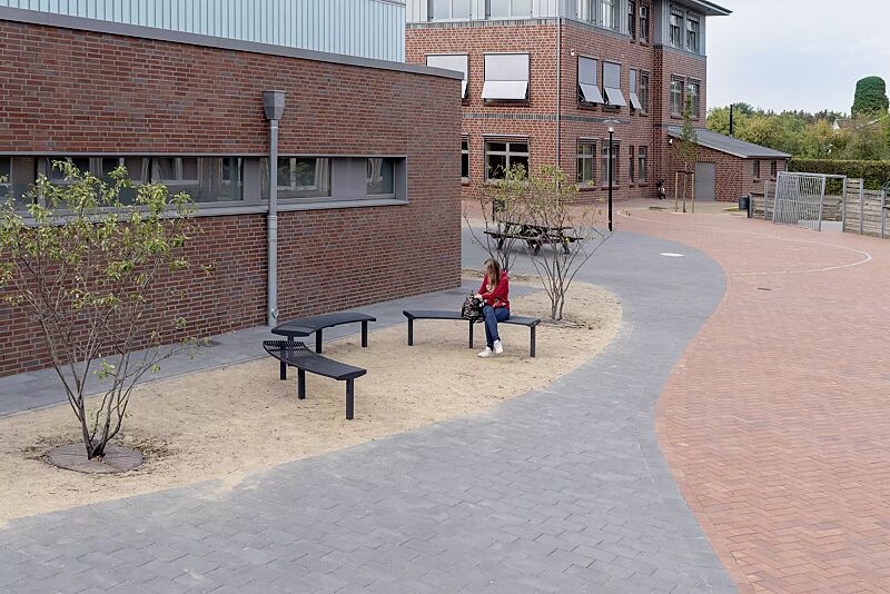 Sitzbank VERA SOLO bestehend aus Einzelelementen, gebogen 45°, modular erweiterbar,  in RAL 7016 anthrazitgrau