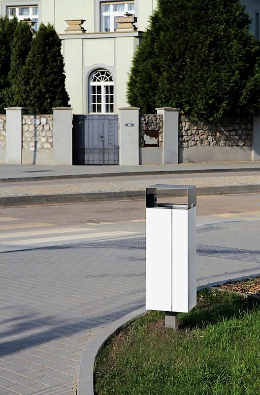 Abfallbehälter NANUK, quadratisch, mit Schutzdach, Korpus: Stahlblech, in RAL 9007 graualuminium und RAL 9010 reinweiß (zweifarbig auf Anfrage)