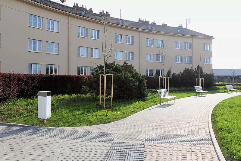 Abfallbehälter NANUK, quadratisch, mit Schutzdach, Korpus: Stahlblech, in RAL 9007 graualuminium und RAL 9010 reinweiß (zweifarbig auf Anfrage)