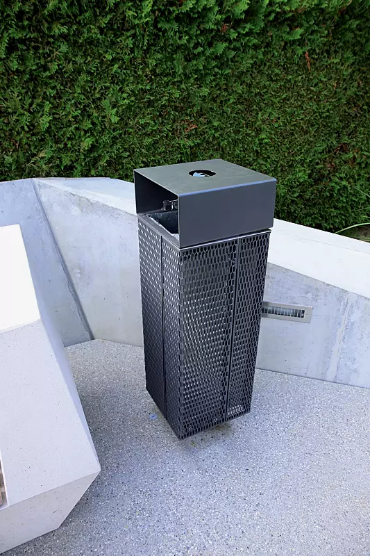 Abfallbehälter NANUK, quadratisch, mit Schutzdach und Ascher, Korpus: Streckmetall, in RAL 7016 anthrazitgrau