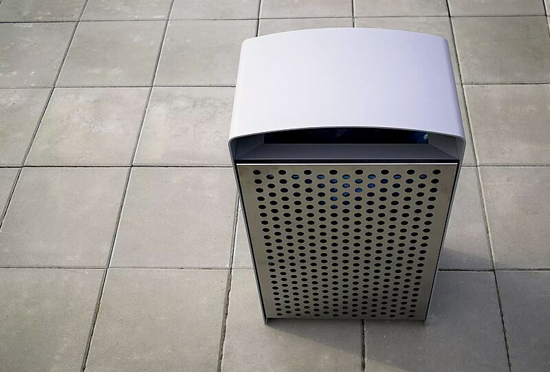 Abfallbehälter PRAX, Korpus: Stahlblech, Stahlteile in RAL 9006 weißaluminium und DB 701 eisenglimmer (zweifarbig auf Anfrage)