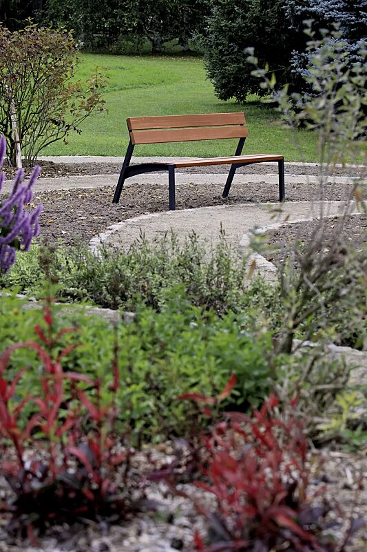 Sitzbank VERA mit Rückenlehne, mit Jatobaholzbelattung, Stahlteile in RAL 9005 tiefschwarz