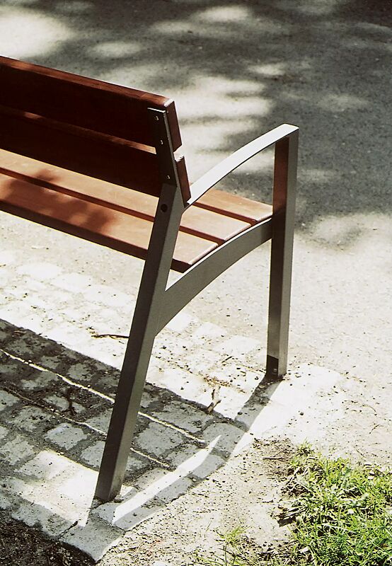 Sitzbank VERA mit Rückenlehne und Armlehnen, mit Jatobaholzbelattung, Stahlteile in RAL 7016 anthrazitgrau