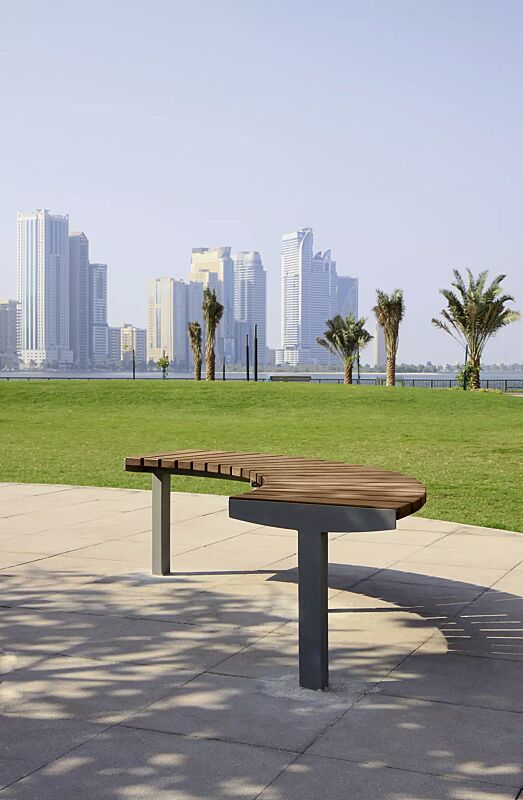 Sitzbank VERA SOLO bestehend aus Einzelelementen, gebogen 90°, modular erweiterbar, Sitzfläche mit Jatobaholzbelattung, Stahlteile in DB 703 eisenglimmer