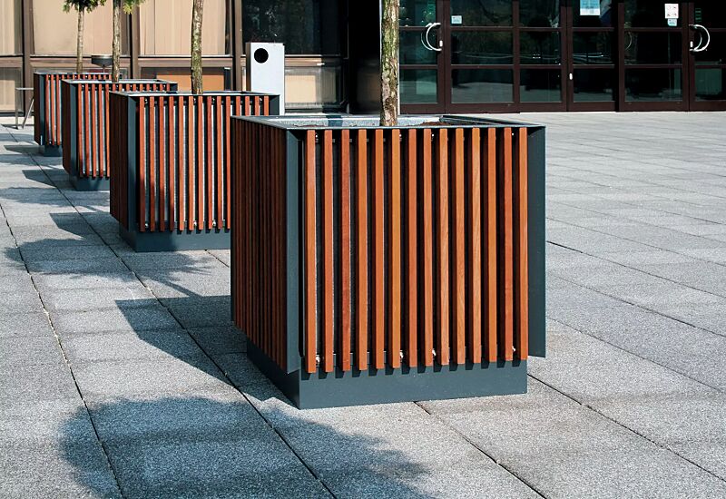 Pflanzbehälter FLORIUM, quadratisch, mit Jatobaholzbelattung, Stahlteile in RAL 7016 anthrazitgrau