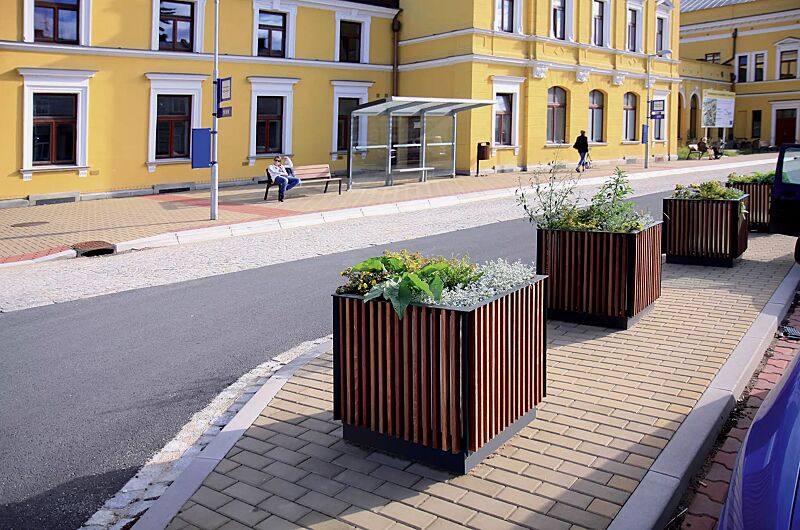 Pflanzbehälter FLORIUM, quadratisch, mit Jatobaholzbelattung, Stahlteile in RAL 7016 anthrazitgrau