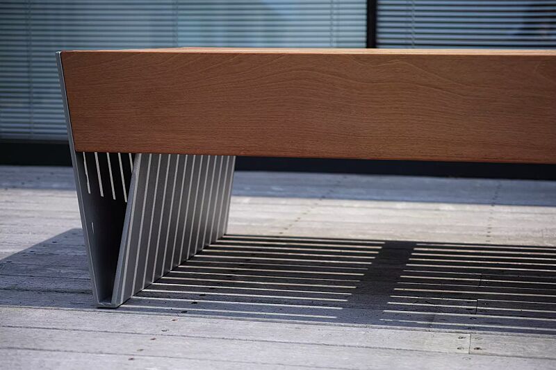 Sitzbank BLOCQ ohne Rückenlehne, Sitztiefe 780 mm, mit Jatobaholzbelattung, Stahlteile in RAL 9007 graualuminium