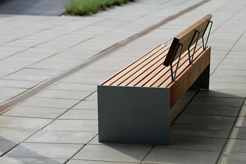 Sitzbank BLOCQ mit Rückenlehne, mit Jatobaholzbelattung, Stahlteile in RAL 9007 graualuminium