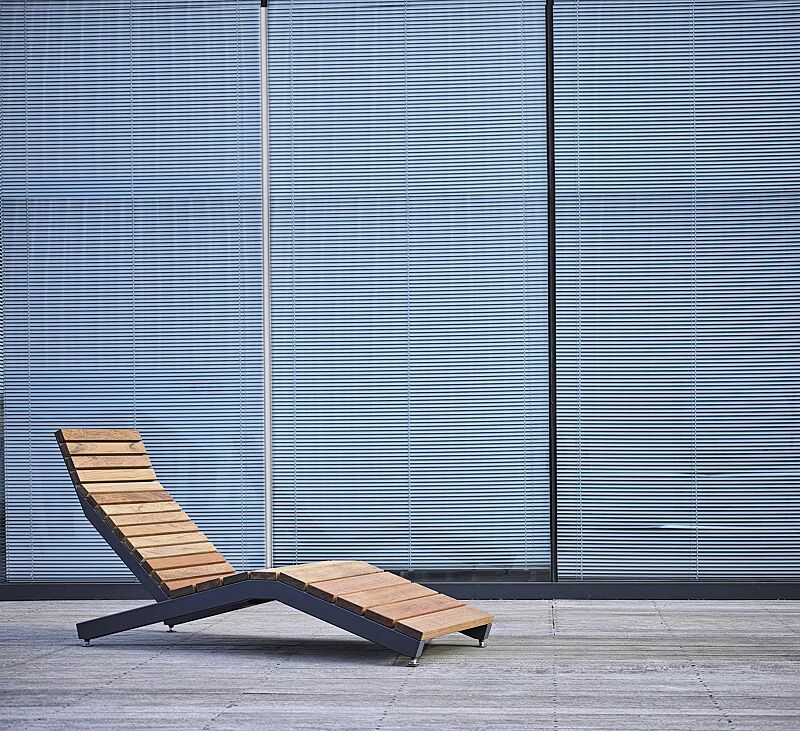 Liegebank RIVAGE zum freien Aufstellen, mit Jatobaholzbelattung, Stahlteile in RAL 9007 graualuminium
