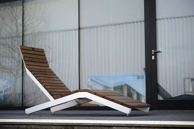 Liegebank RIVAGE zum freien Aufstellen, mit Jatobaholzbelattung, Stahlteile in RAL 9006 weißaluminium