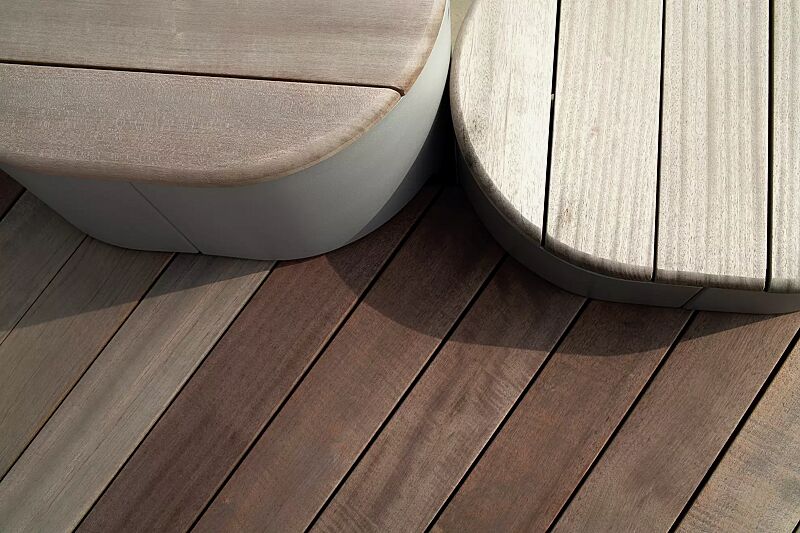 Sitzpodest URBAN ISLANDS, Kombination 2, mit Jatobaholzbelattung, Stahlteile in RAL 9007 graualuminium