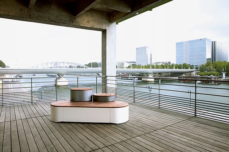 Sitzpodest URBAN ISLANDS, Kombination 2, mit Jatobaholzbelattung, Stahlteile in RAL 9006 weißaluminium, RAL 9007 graualuminium und RAL 9010 reinweiß