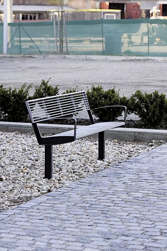 Sitzbank INTERVERA, Auflage in RAL 9006 weißaluminium, Unterkonstruktion in RAL 7016 anthrazitgrau