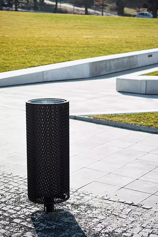 Abfallbehälter NANUK, rund, Korpus: Streckmetall, in RAL 9005 tiefschwarz