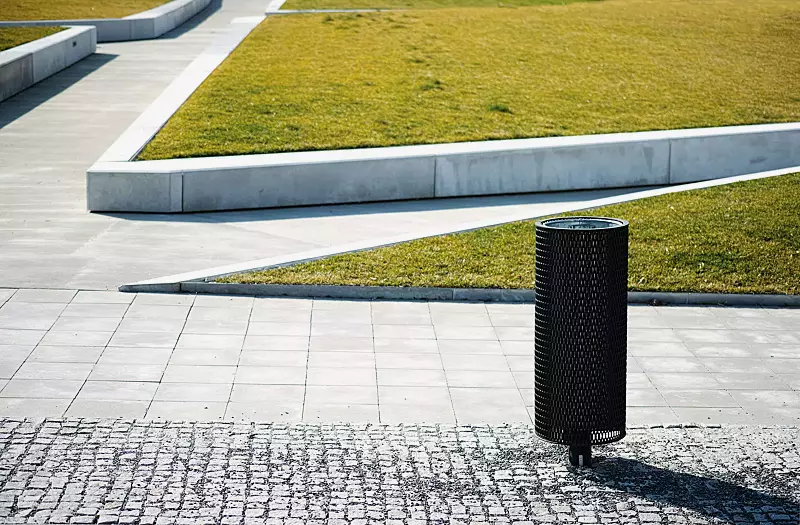 Abfallbehälter NANUK, rund, Korpus: Streckmetall, in RAL 9005 tiefschwarz