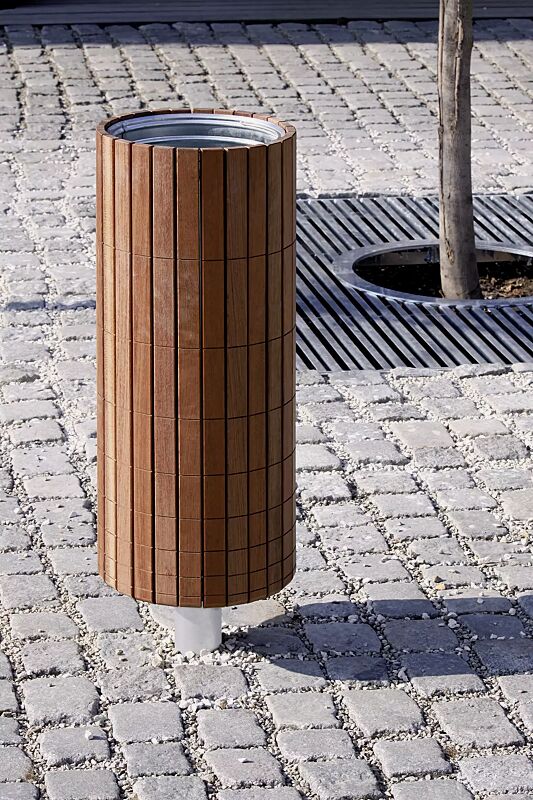 Abfallbehälter NANUK, rund, Korpus: Jatobaholzbelattung, Stahlteile in RAL 9006 weißaluminium