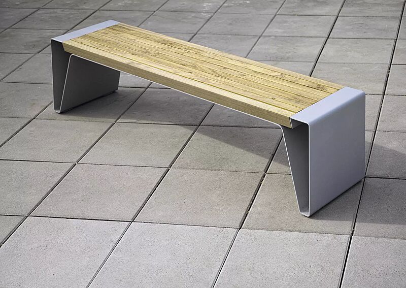 Sitzbank RADIUM ohne Rückenlehne, mit Robinieholzbelattung, Stahlteile in RAL 9006 weißaluminium