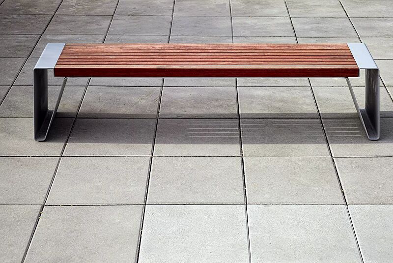 Sitzbank RADIUM ohne Rückenlehne, mit Jatobaholzbelattung, Stahlteile in RAL 9006 weißaluminium