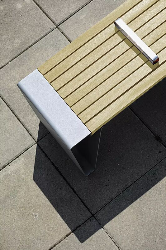 Detail: Sitzfläche, mit Robinienholzbelattung, mit Edelstahlstreben